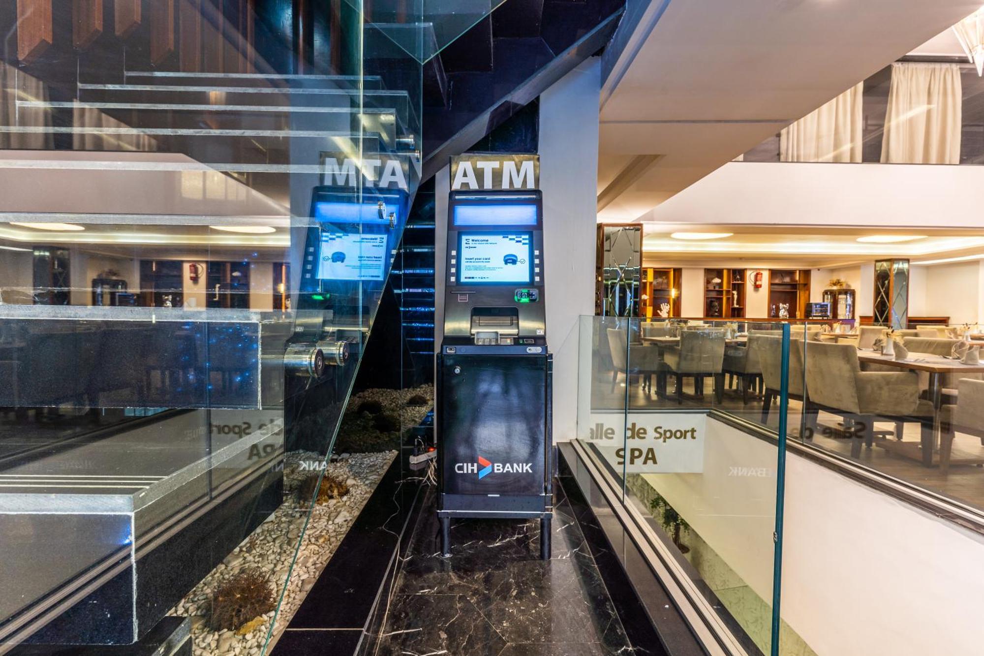 One Hotel Casablanca Luaran gambar Citibank ATMs in the lobby of the Citibank Tower in Singapore