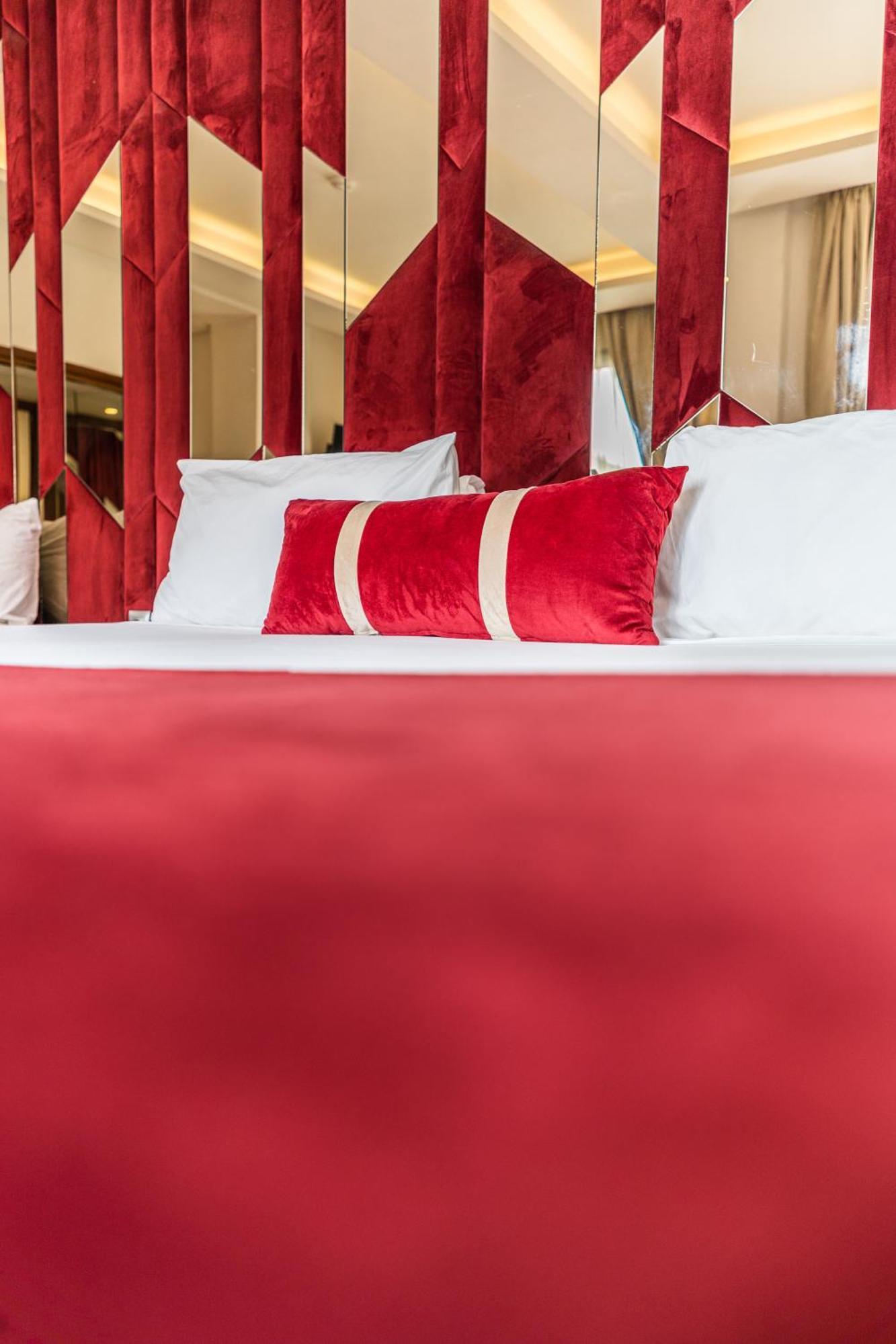 One Hotel Casablanca Luaran gambar A bed with a red bedsheet