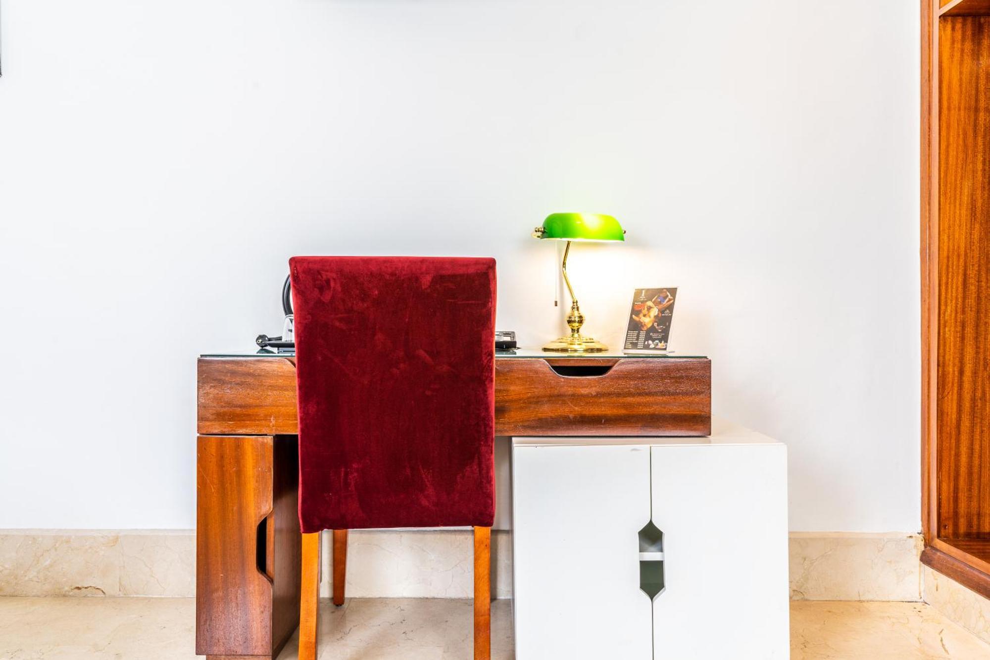 One Hotel Casablanca Luaran gambar A desk with a green table lamp
