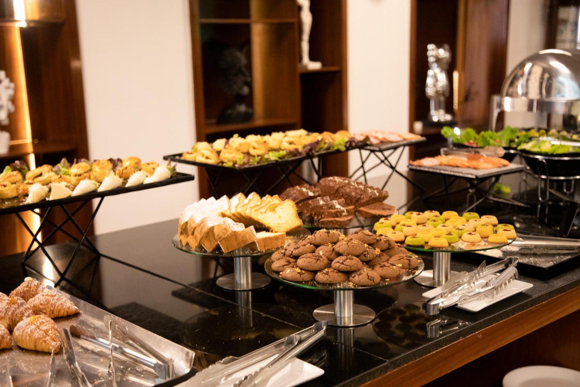 One Hotel Casablanca Luaran gambar A dessert buffet