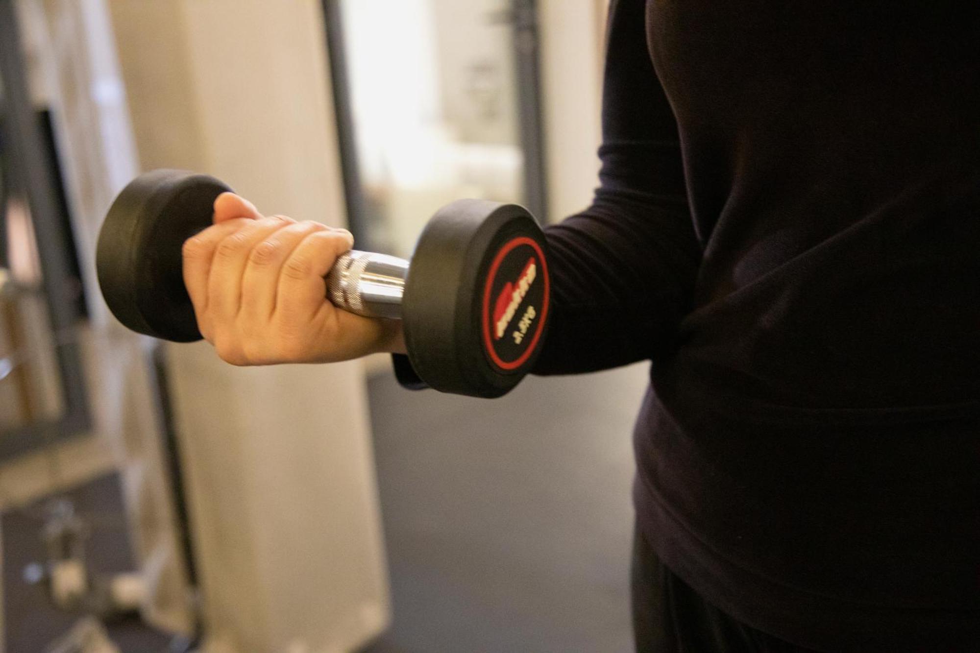 One Hotel Casablanca Luaran gambar A man lifting a dumbbell